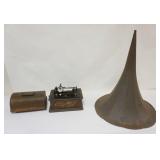 1044	EDISON CYLINDER VICTROLA, ONE PIECE OF MOLDING MISSING OFF THE CASE, APPROXIMATELY 13 IN X 9 IN