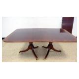 1186	HICKORY CHAIR MAHOGANY BANDED DINING TABLE W/1 LEAF, VERY CLEAN, APPROXIMATELY 72 IN X 46 IN X 