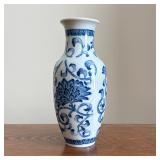 CHINESE BLUE AND WHITE CRACKLE GLAZE PORCELAIN VASE