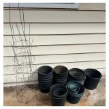 FTH393 - Great Small Pot Mystery Lot + Vine growing cages ( Pots / Garden )