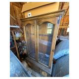 Vintage Wooden 10-Gun Cabinet – Etched Wildlife Glass, Lower Drawers, Keys – White Cloud