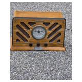 Vintage Classic Collectors Edition Model 9824 AM/FM Radio in Wood Cabinet