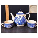Sadler England Blue Willow Teapot with Lid & 2 Coordinating Cups Vintage Blue & White - Potterville