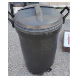 New Rubbermaid Trash Can with Locking Lid on Wheels