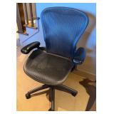 Herman Miller Aeron Classic Ergonomic Office Chair - Graphite Mesh - Excellent Condition - photo 2