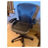 Herman Miller Aeron Classic Ergonomic Office Chair - Graphite Mesh - Excellent Condition - photo 3