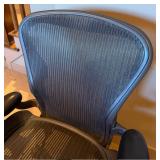 Herman Miller Aeron Classic Ergonomic Office Chair - Graphite Mesh - Excellent Condition - photo 4