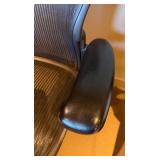 Herman Miller Aeron Classic Ergonomic Office Chair - Graphite Mesh - Excellent Condition - photo 5