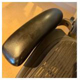 Herman Miller Aeron Classic Ergonomic Office Chair - Graphite Mesh - Excellent Condition - photo 6