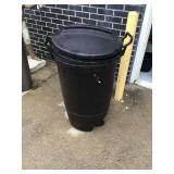 Garbage bin with lid