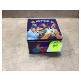 Joe Camel collector s tin with poker chips and playing cards
