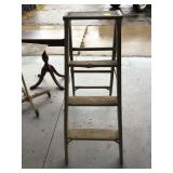 4 WOOD STEP LADDER - TOOLS