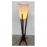 Lot 1056  Vintage Mid Century Modern Tripod Tall Table Lamp. Attributed to Modeline. 